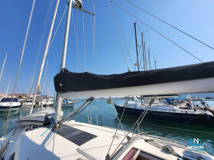  Yacht Photos Pics Sailboat Hanse 400, 2008 model, docked in a marina under clear blue sky.