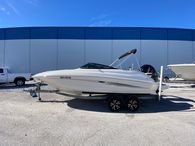 2016 Sea Ray 220 Sundeck Outboard