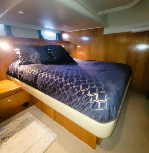 Irish Mist 11 Yacht Photos Pics Luxurious bedroom interior of 2003 Navigator 3900 Californian yacht with elegant bedding.