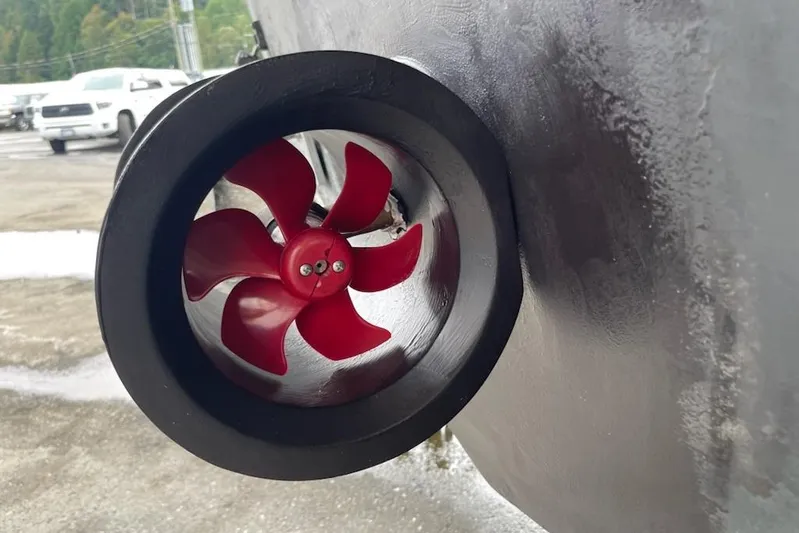 Irish Mist 11 Yacht Photos Pics Red propeller of 2003 Navigator 3900 Californian boat, close-up view.