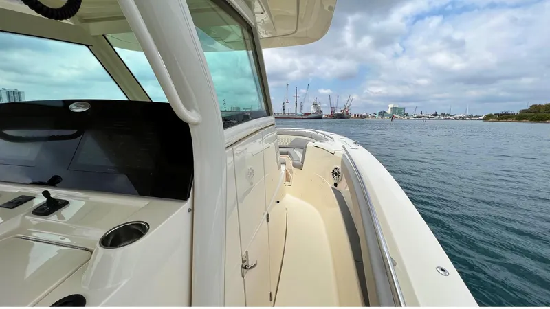 Seaduction Yacht Photos Pics Scout 33 SEADUCTION - Starboard Walkway