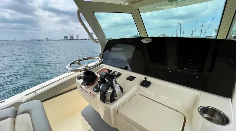 Seaduction Yacht Photos Pics Scout 33 SEADUCTION - Helm Station