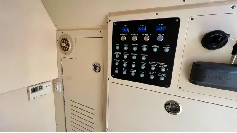 Seaduction Yacht Photos Pics Scout 33 SEADUCTION - Control Panel