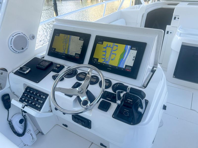 2007 Intrepid 390 Sport Yacht