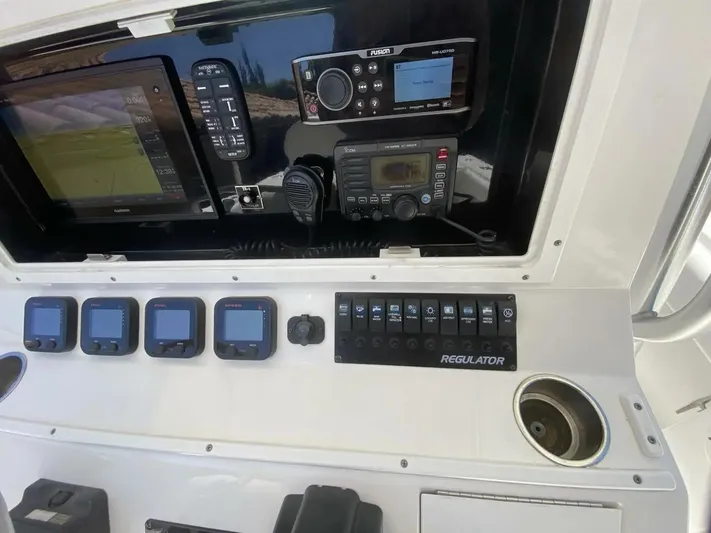  Yacht Photos Pics 2007-Regulator-29-FS