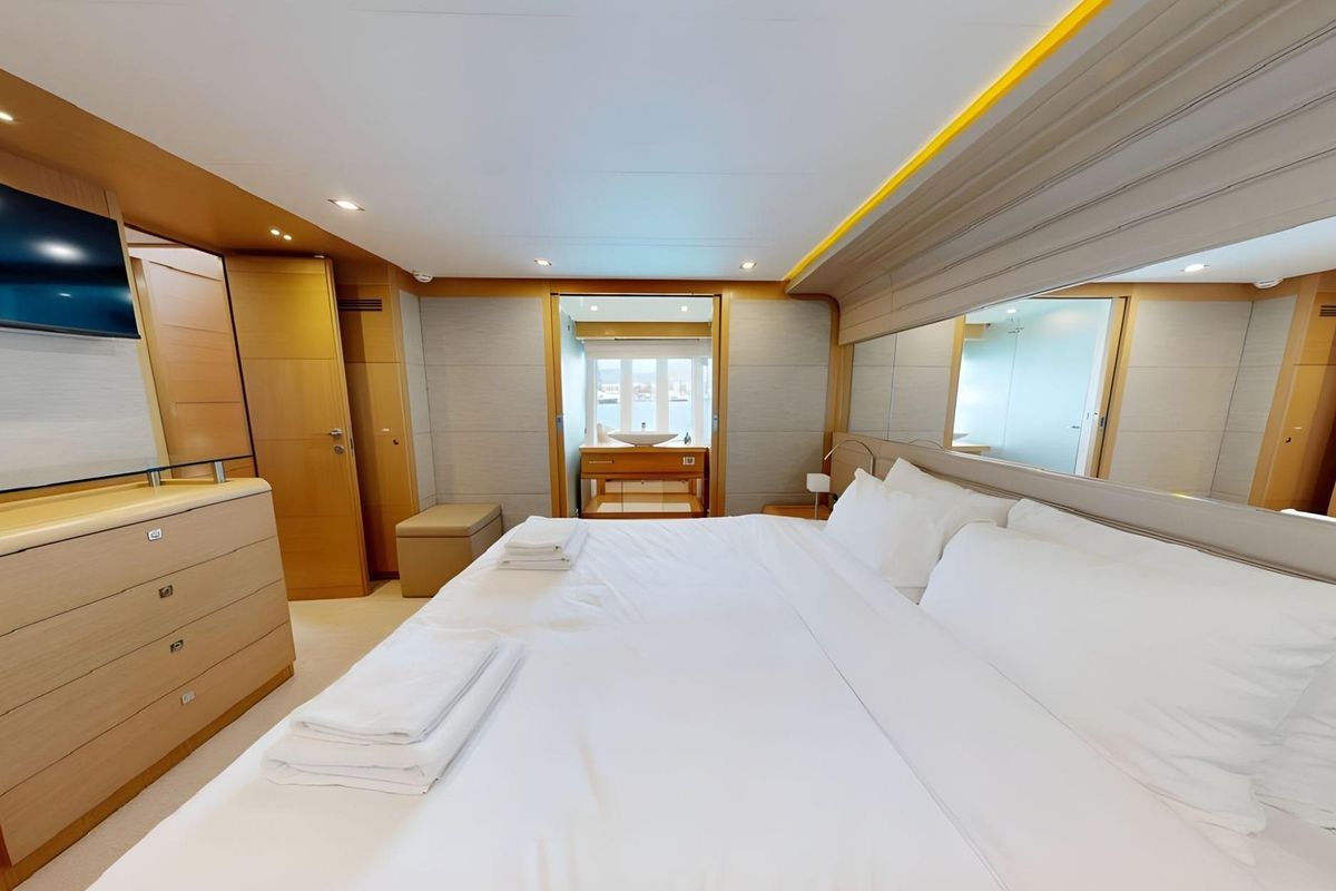 2011 Ferretti Yachts 81 