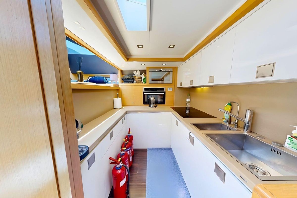 2011 Ferretti Yachts 81 