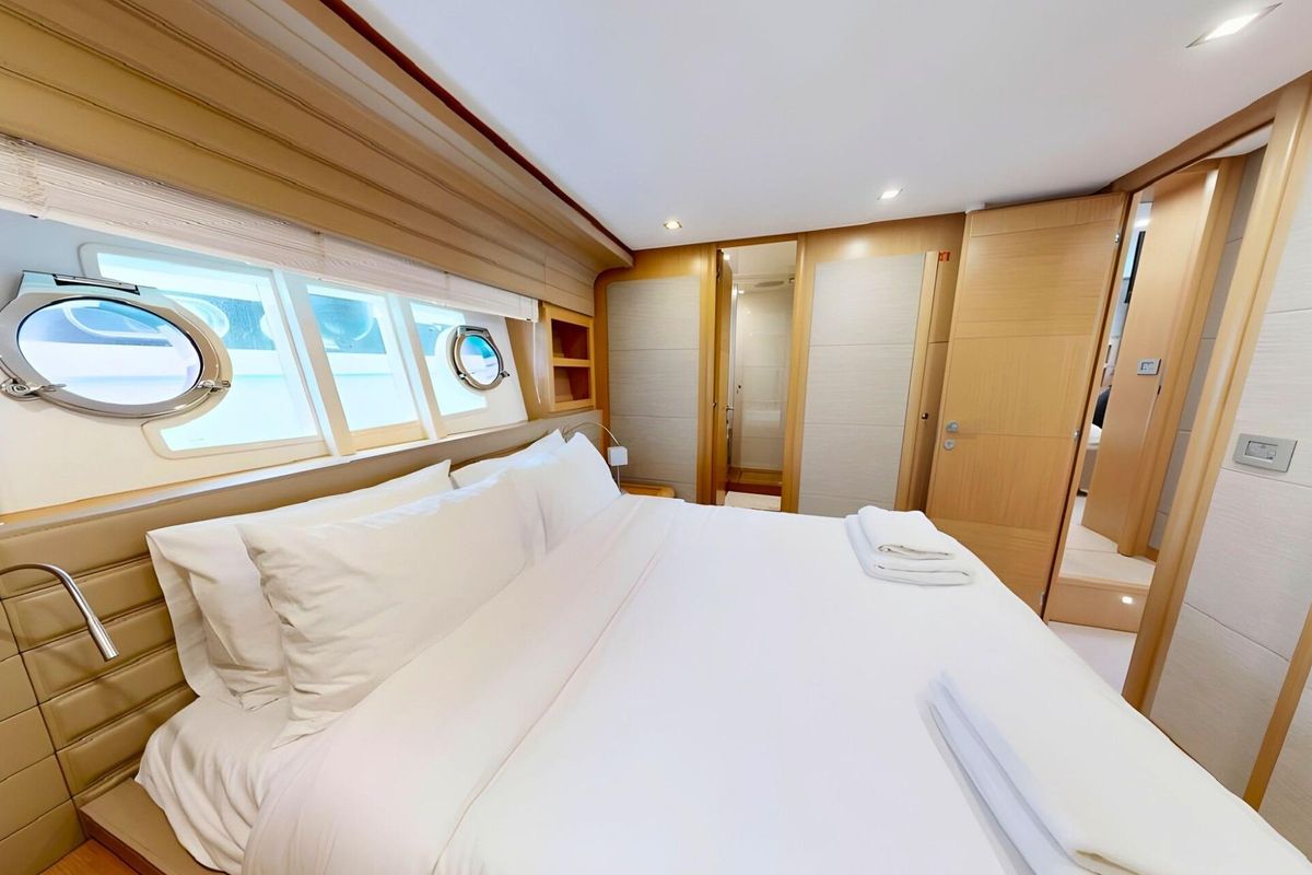 2011 Ferretti Yachts 81 