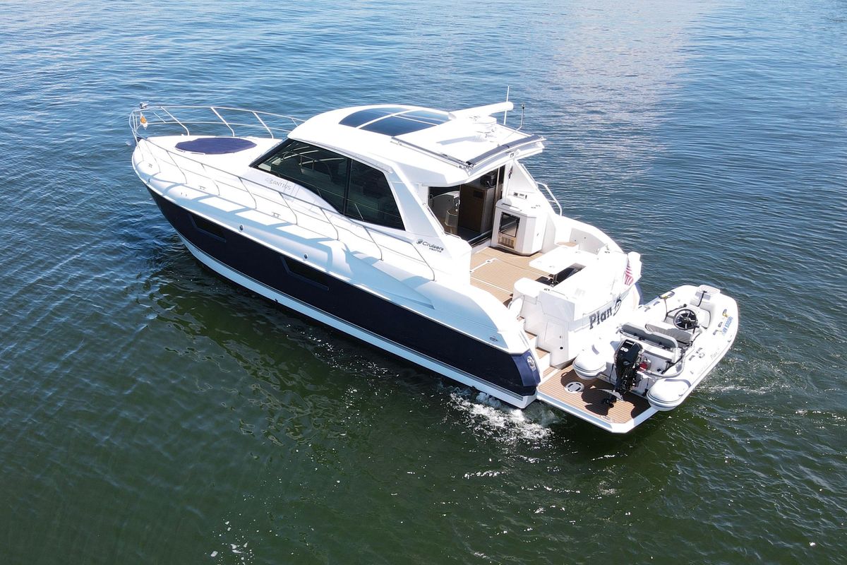 2012 Cruisers Yachts 48 