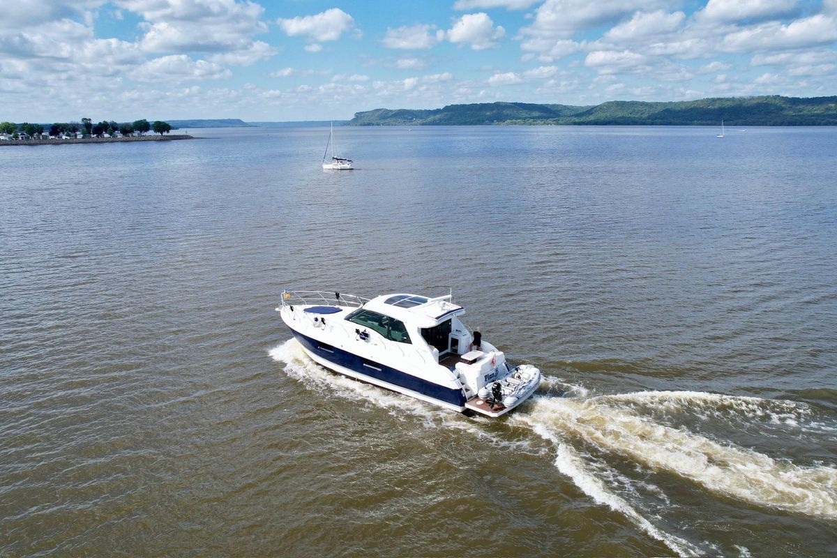 2012 Cruisers Yachts 48 