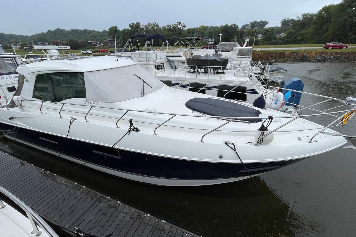2012 Cruisers Yachts 48 