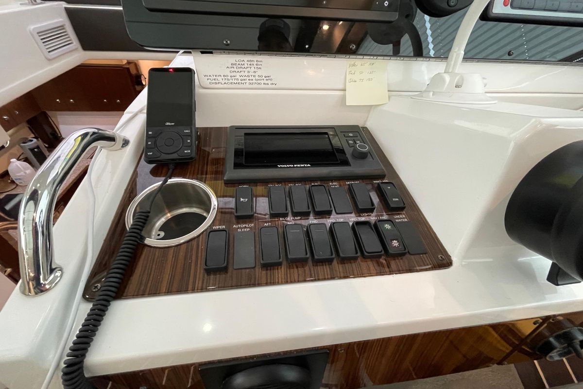 2012 Cruisers Yachts 48 