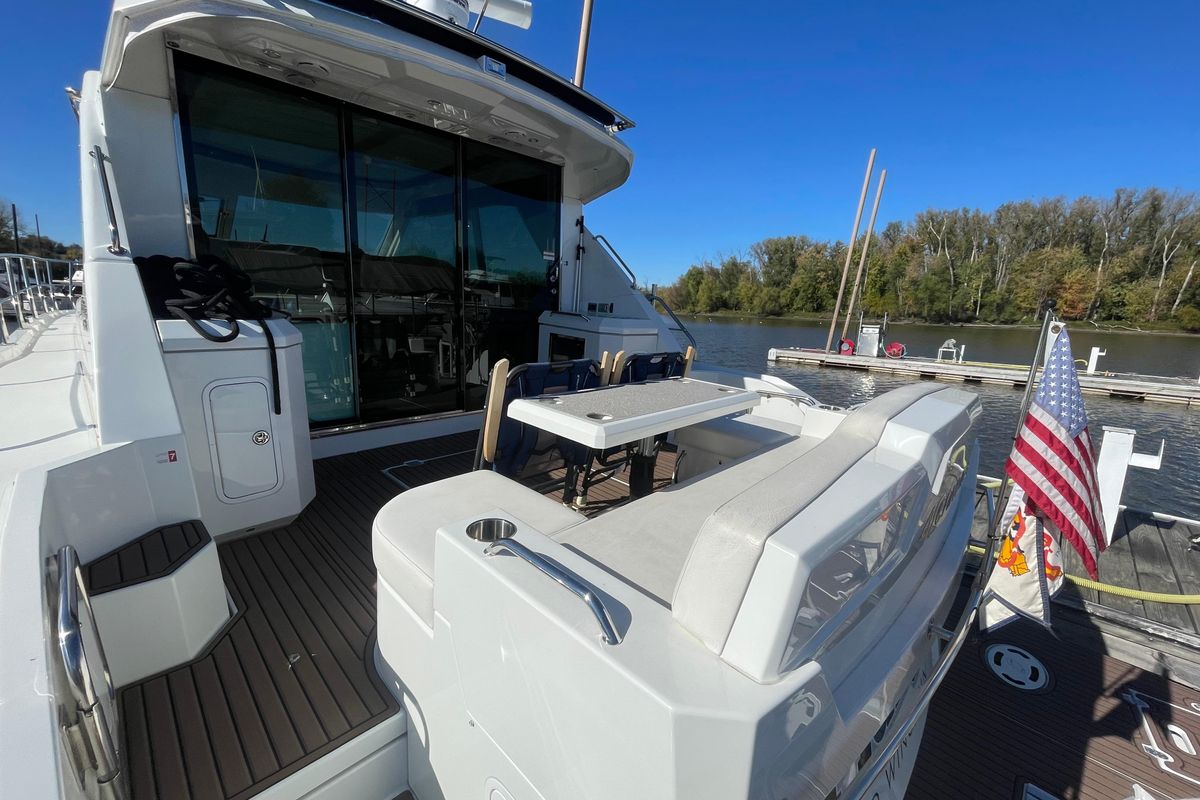 2012 Cruisers Yachts 48 