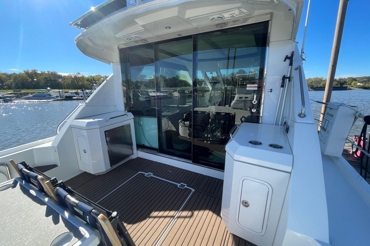 2012 Cruisers Yachts 48 