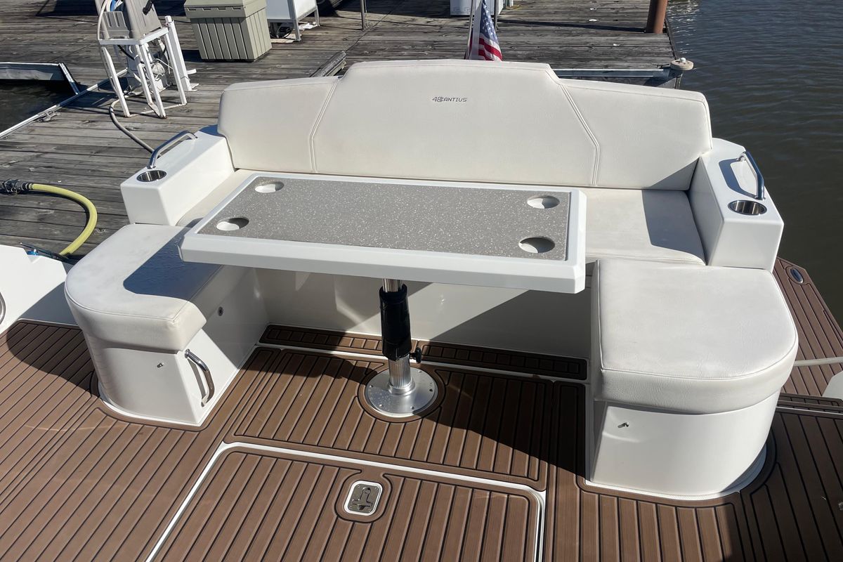 2012 Cruisers Yachts 48 