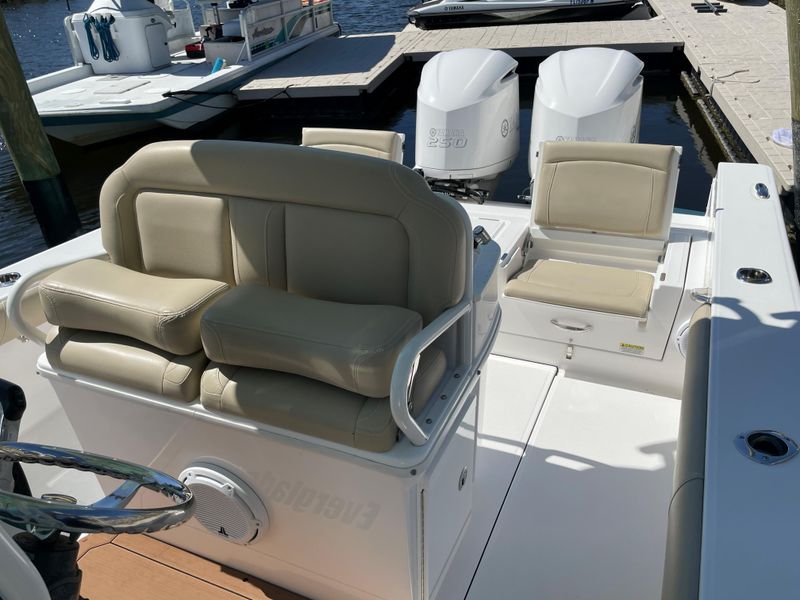 2019 Everglades 273 CC