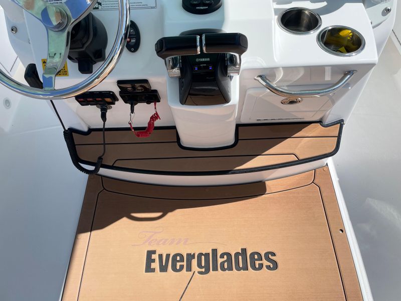 2019 Everglades 273 CC