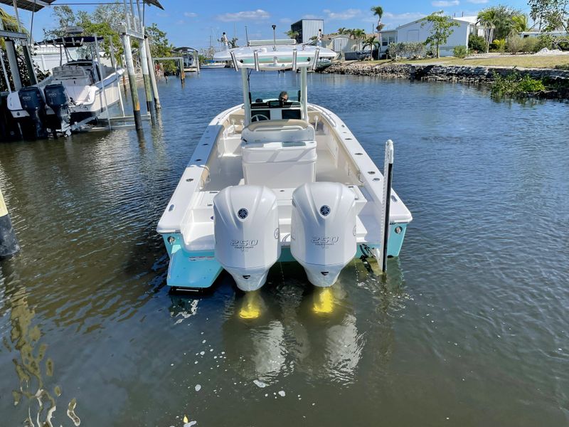 2019 Everglades 273 CC