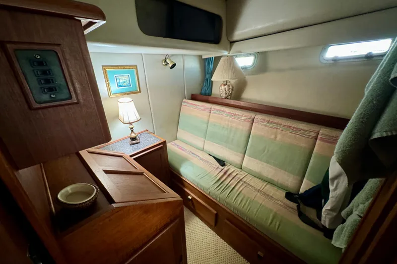 Perseverance Yacht Photos Pics Cozy interior of 1989 Bayliner 4588 Motoryacht with sofa and lamps.