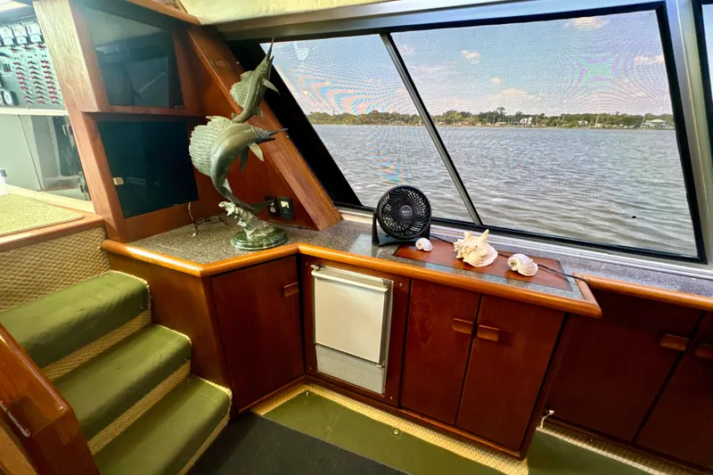 Perseverance Yacht Photos Pics Interior of 1989 Bayliner 4588 Motoryacht with scenic window view and decorative elements.