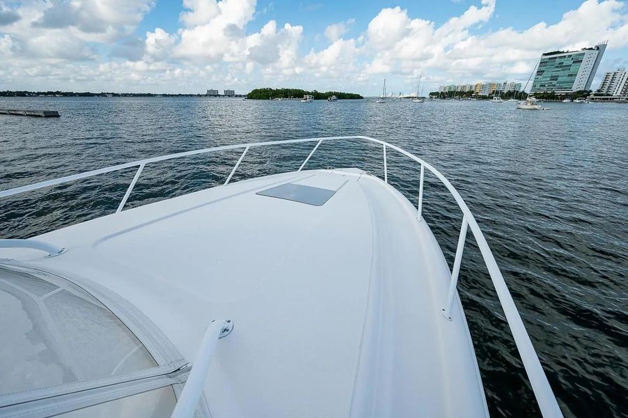 2010 Intrepid 390 Sport Yacht