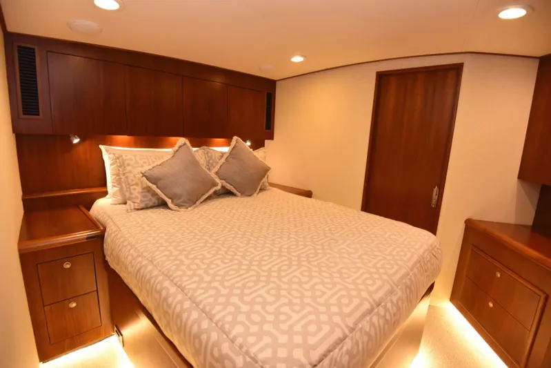 Blue Angel Yacht Photos Pics 2013 Garlington 61 Convertible - Blue Angel Master Stateroom