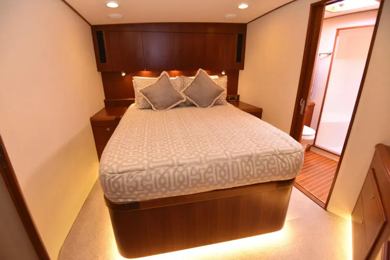 Blue Angel Yacht Photos Pics 2013 Garlington 61 Convertible - Blue Angel Master Stateroom