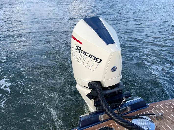  Yacht Photos Pics 2021 Chris-Craft 28 LAUNCH GT with powerful outboard motor on water.