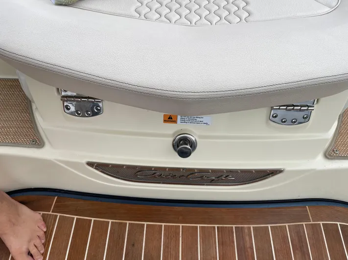  Yacht Photos Pics Chris-Craft 28 Launch GT 2021 boat interior, featuring cushioned seating and teak flooring.