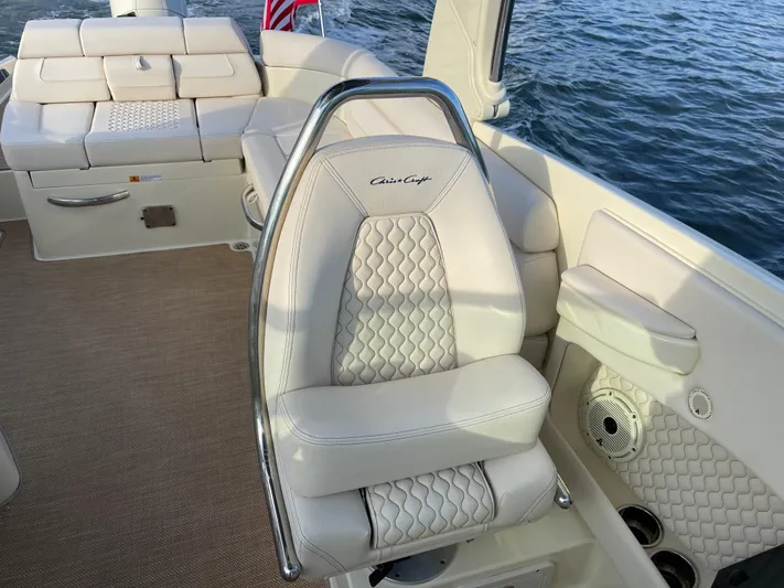  Yacht Photos Pics 2021 Chris-Craft 28 LAUNCH GT boat interior with luxurious seating and water view.