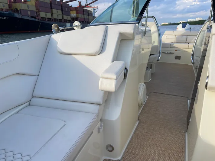  Yacht Photos Pics 2021 Chris-Craft 28 LAUNCH GT interior with white seating and beige flooring.