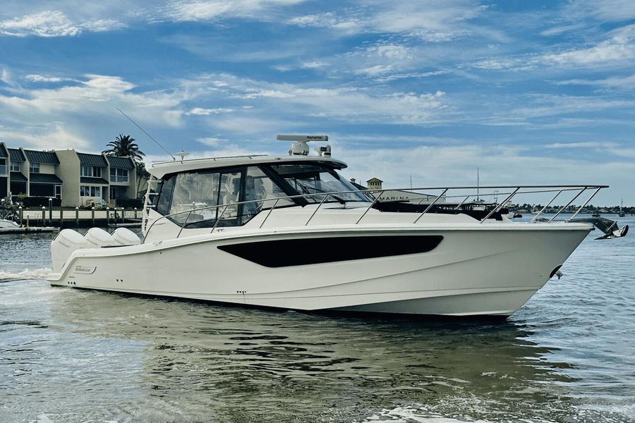 2022 Boston Whaler 405 Conquest