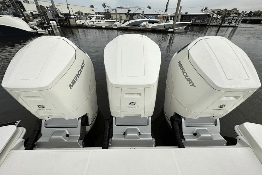 2022 Boston Whaler 405 Conquest