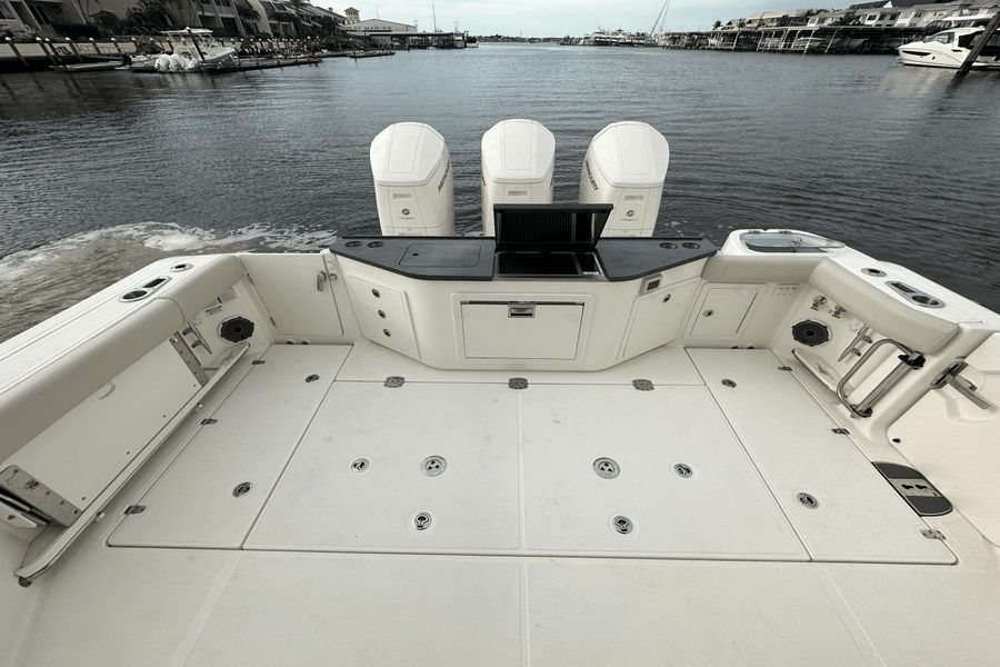 2022 Boston Whaler 405 Conquest