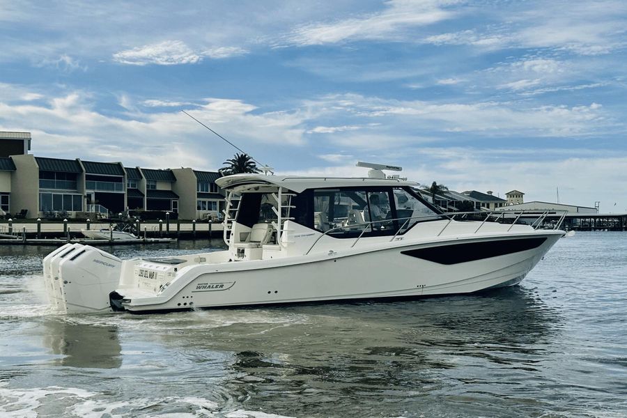 2022 Boston Whaler 405 Conquest