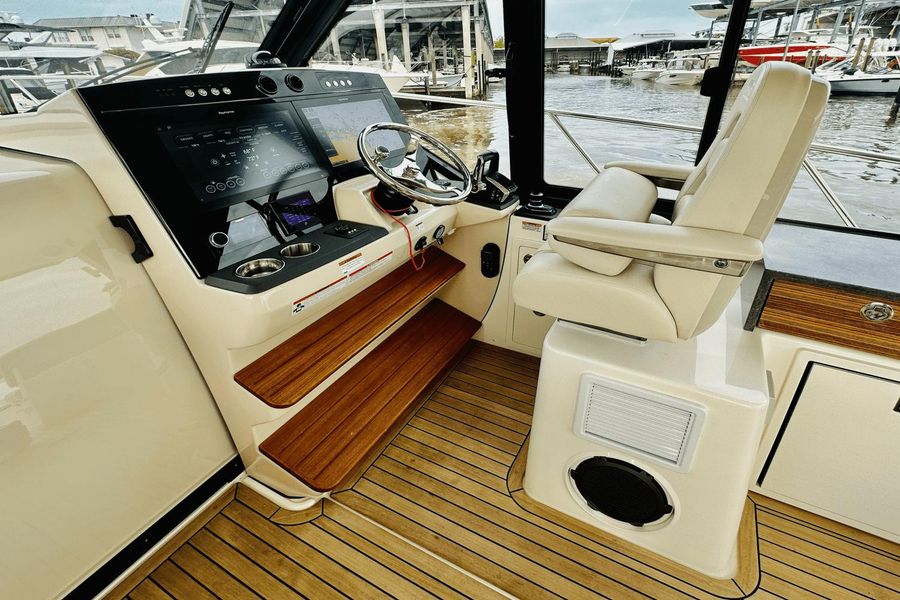 2022 Boston Whaler 405 Conquest