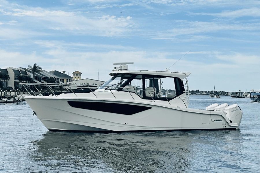 2022 Boston Whaler 405 Conquest