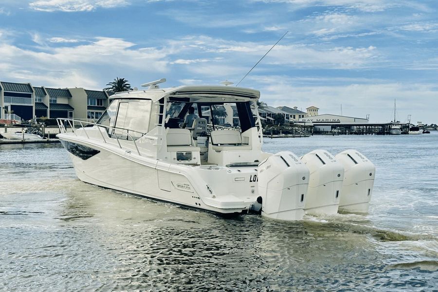 2022 Boston Whaler 405 Conquest