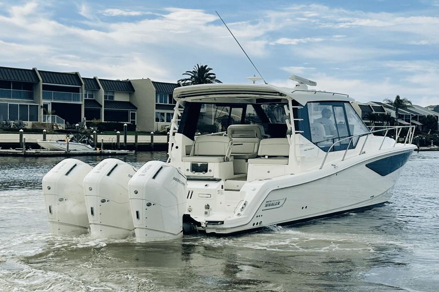 2022 Boston Whaler 405 Conquest