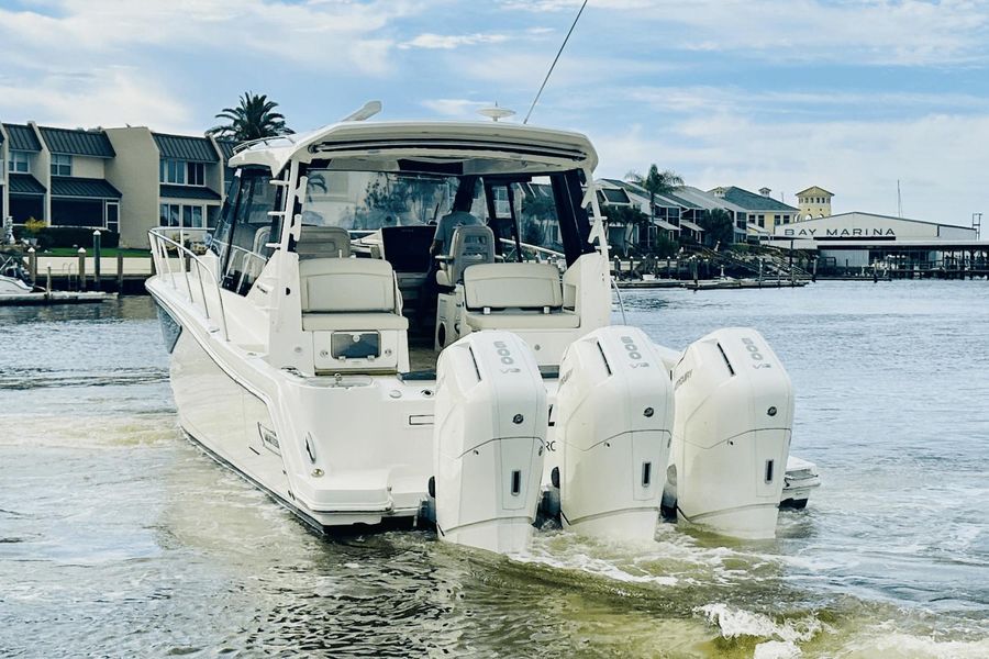 2022 Boston Whaler 405 Conquest