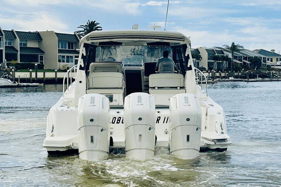 2022 Boston Whaler 405 Conquest