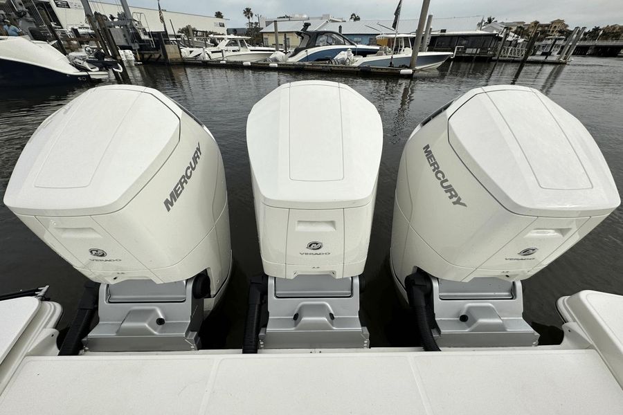 2022 Boston Whaler 405 Conquest