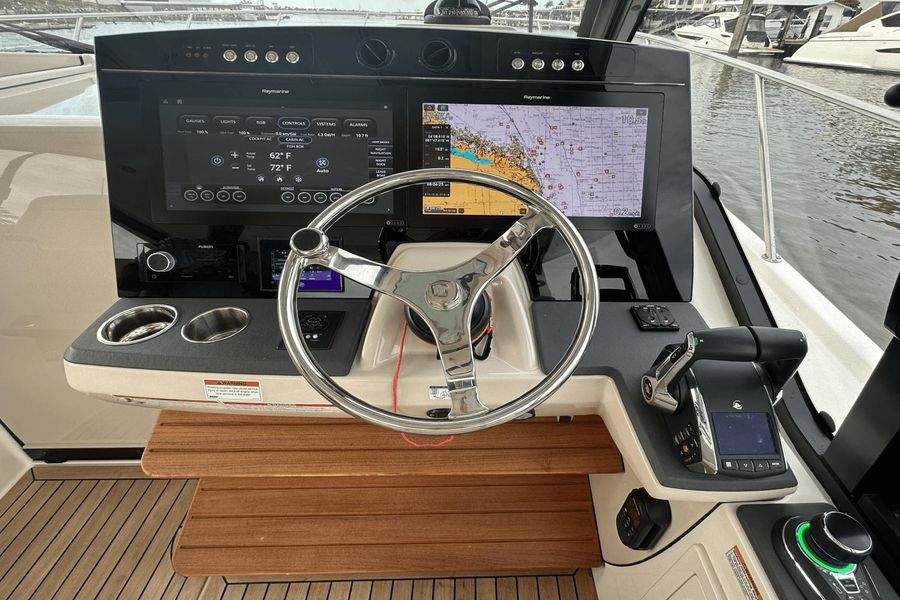 2022 Boston Whaler 405 Conquest