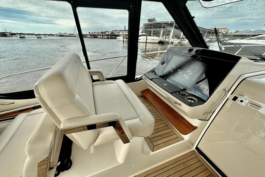 2022 Boston Whaler 405 Conquest