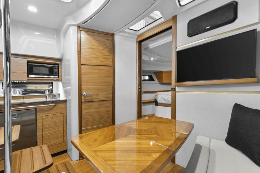2022 Boston Whaler 405 Conquest