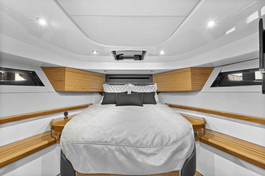 2022 Boston Whaler 405 Conquest