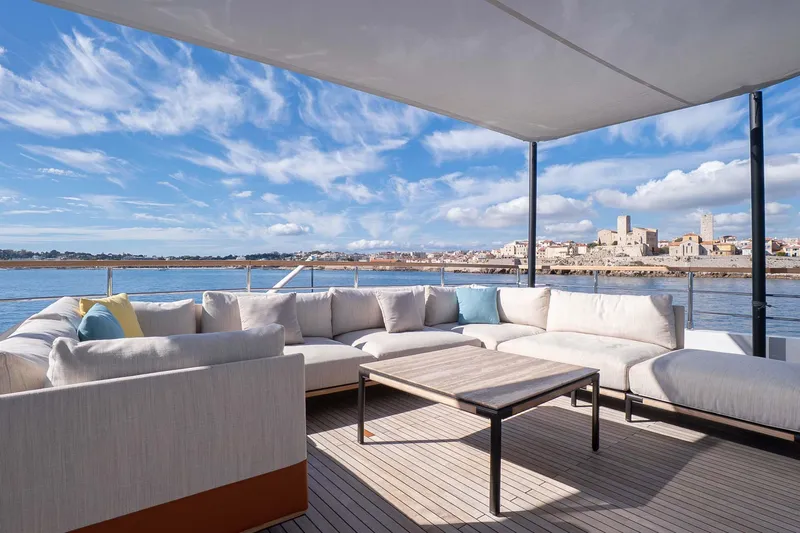 Ray Yacht Photos Pics Luxurious deck of 2025 Numarine 32 XP yacht