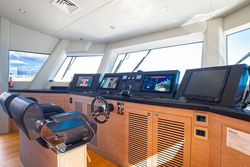 Ray Yacht Photos Pics 2025 Numarine 32 XP yacht with modern navigation equipment and controls.