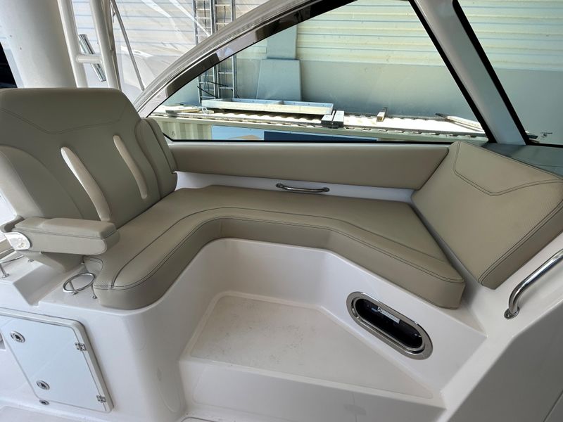 2017 Pursuit DC 325 Dual Console