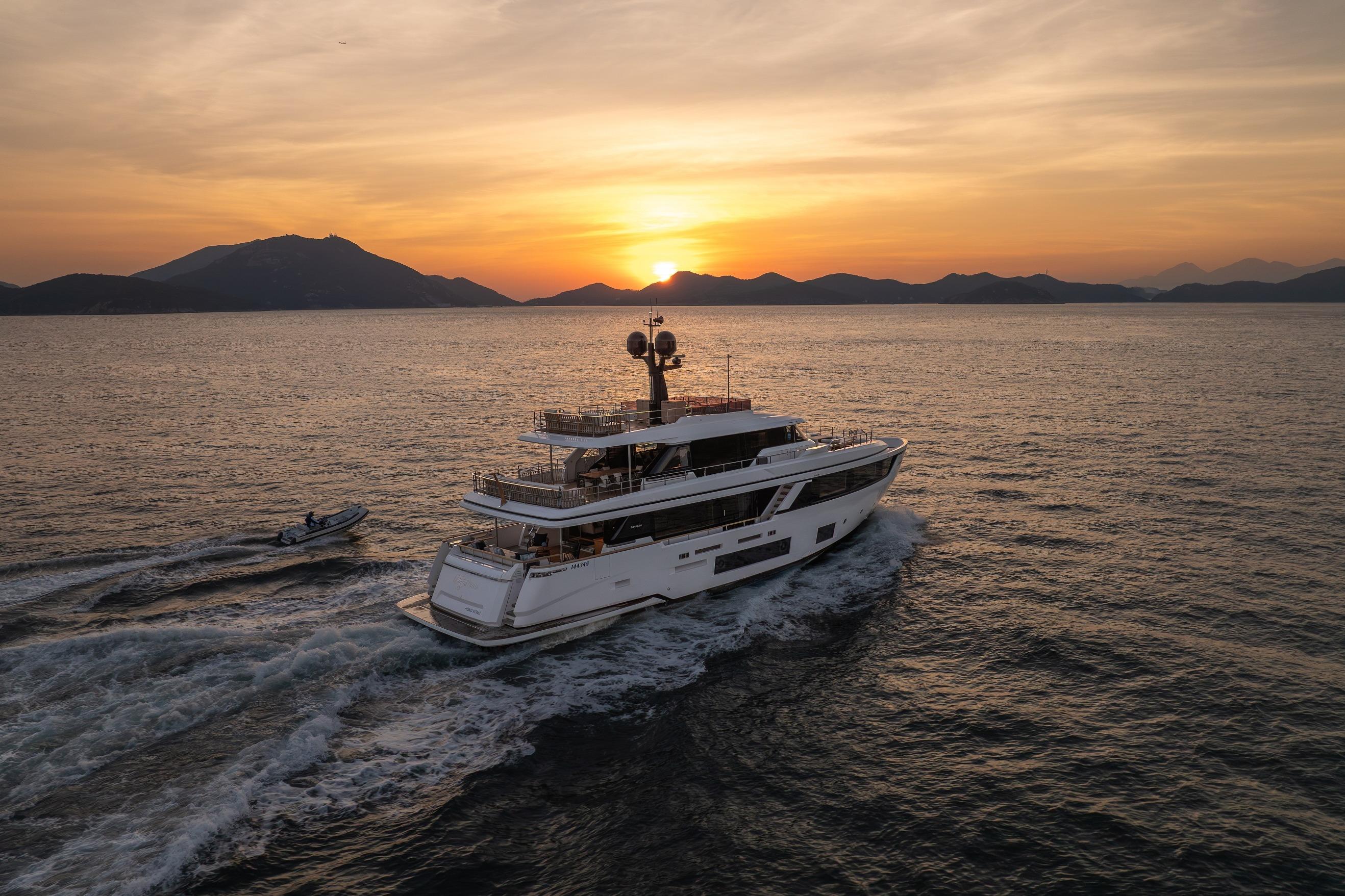 2021 Custom Line Navetta 30